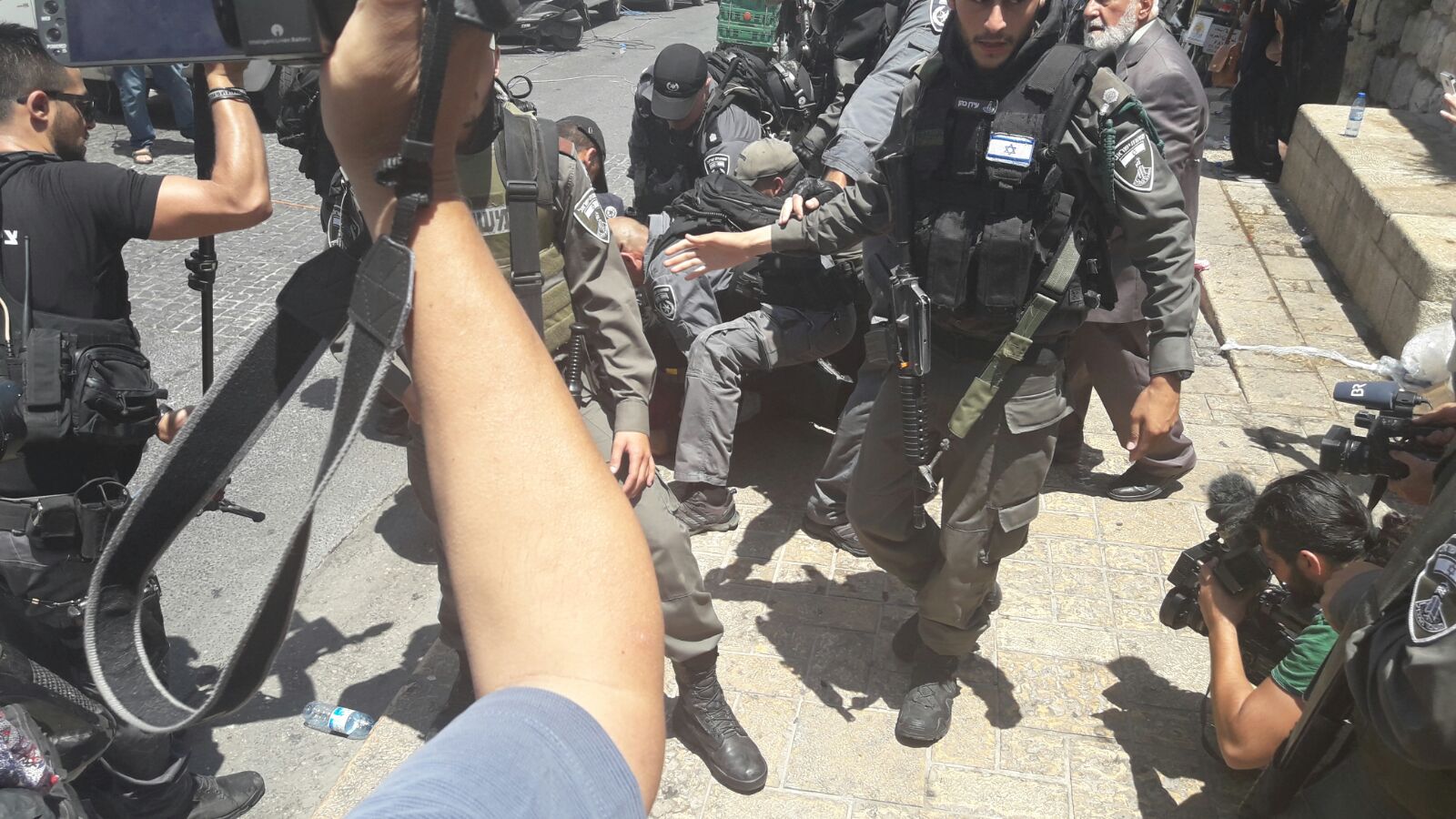 تجدد المواجهات في محيط المسجد الأقصى والشرطة تستخدم قنابل صوت لتفريق المحتجين